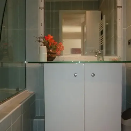 Seafront Haven: Modern 2-bed With Pool * Cannes
