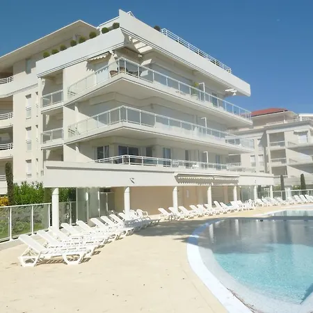 Seafront Haven: Modern 2-bed With Pool Apartment