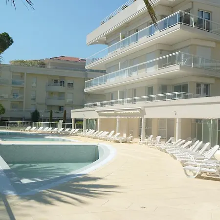 Apartment Seafront Haven: Modern 2-bed With Pool *