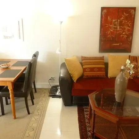 Seafront Haven: Modern 2-bed With Pool Apartment *