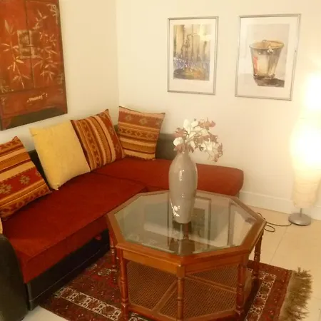 Seafront Haven: Modern 2-bed With Pool * Cannes