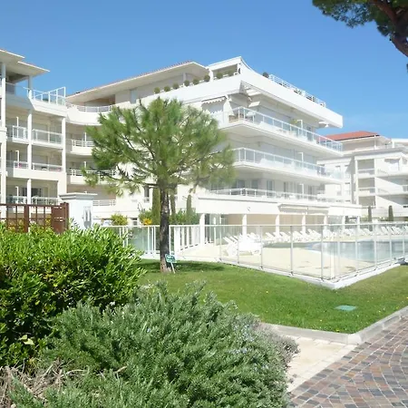 Seafront Haven: Modern 2-bed With Pool Cannes