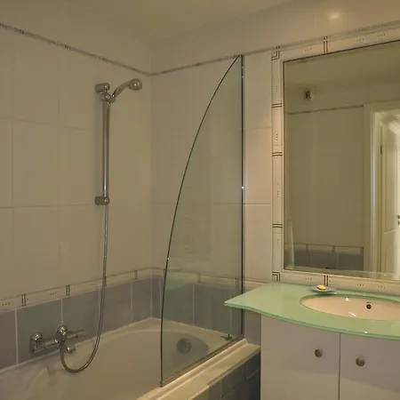 Stunning 2 Bed, 2 Bath On The Sea Front Has Swimming Pool And Is A Secure Modern Building 464 Apartment Cannes