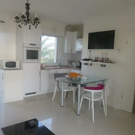Apartment Seafront Haven: Modern 2-bed With Pool