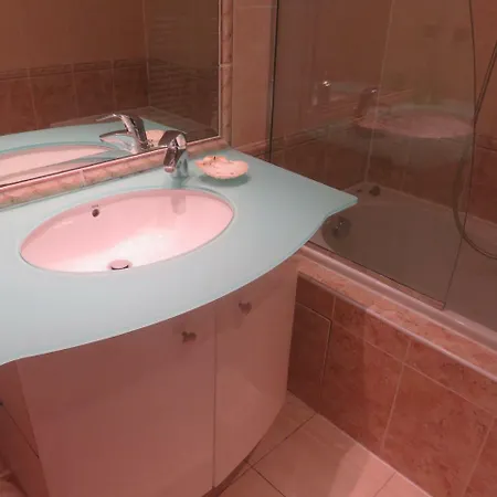 Apartment Seafront Haven: Modern 2-bed With Pool Cannes