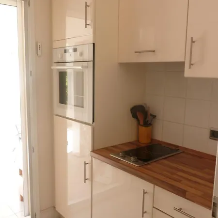 Stunning 2 Bed, 2 Bath On The Sea Front Has Swimming Pool And Is A Secure Modern Building 464