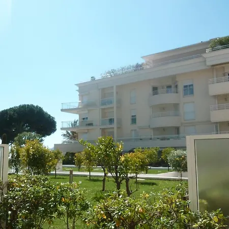 Stunning 2 Bed, 2 Bath On The Sea Front Has Swimming Pool And Is A Secure Modern Building 464 Cannes