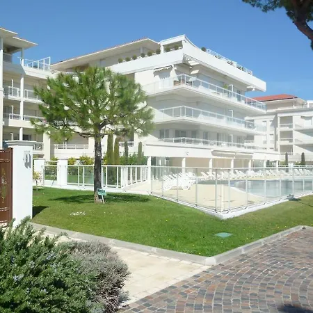 Stunning 2 Bed, 2 Bath On The Sea Front Has Swimming Pool And Is A Secure Modern Building 464 Appartement Cannes