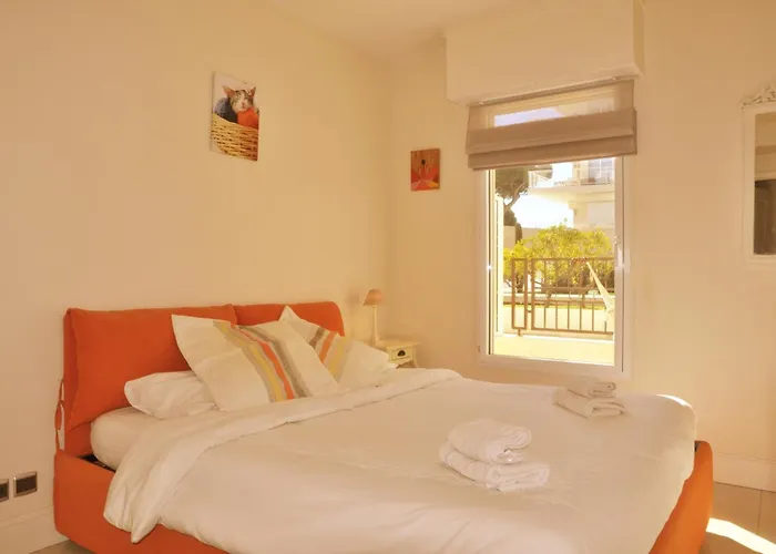 Stunning 2 Bed, 2 Bath On The Sea Front Has Swimming Pool And Is A Secure Modern Building 464 *