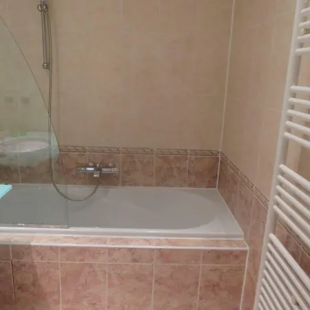 Stunning 2 Bed, 2 Bath On The Sea Front Has Swimming Pool And Is A Secure Modern Building 464 아파트 칸느
